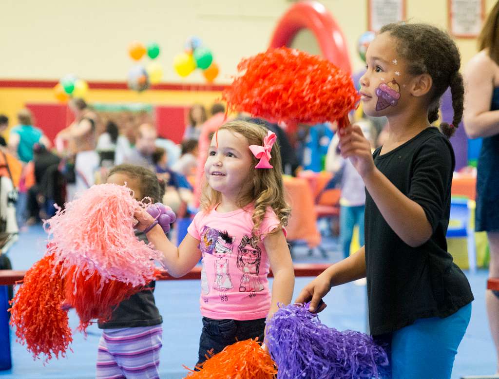 Children play with el brown with kinderjam during c52fb1 1024